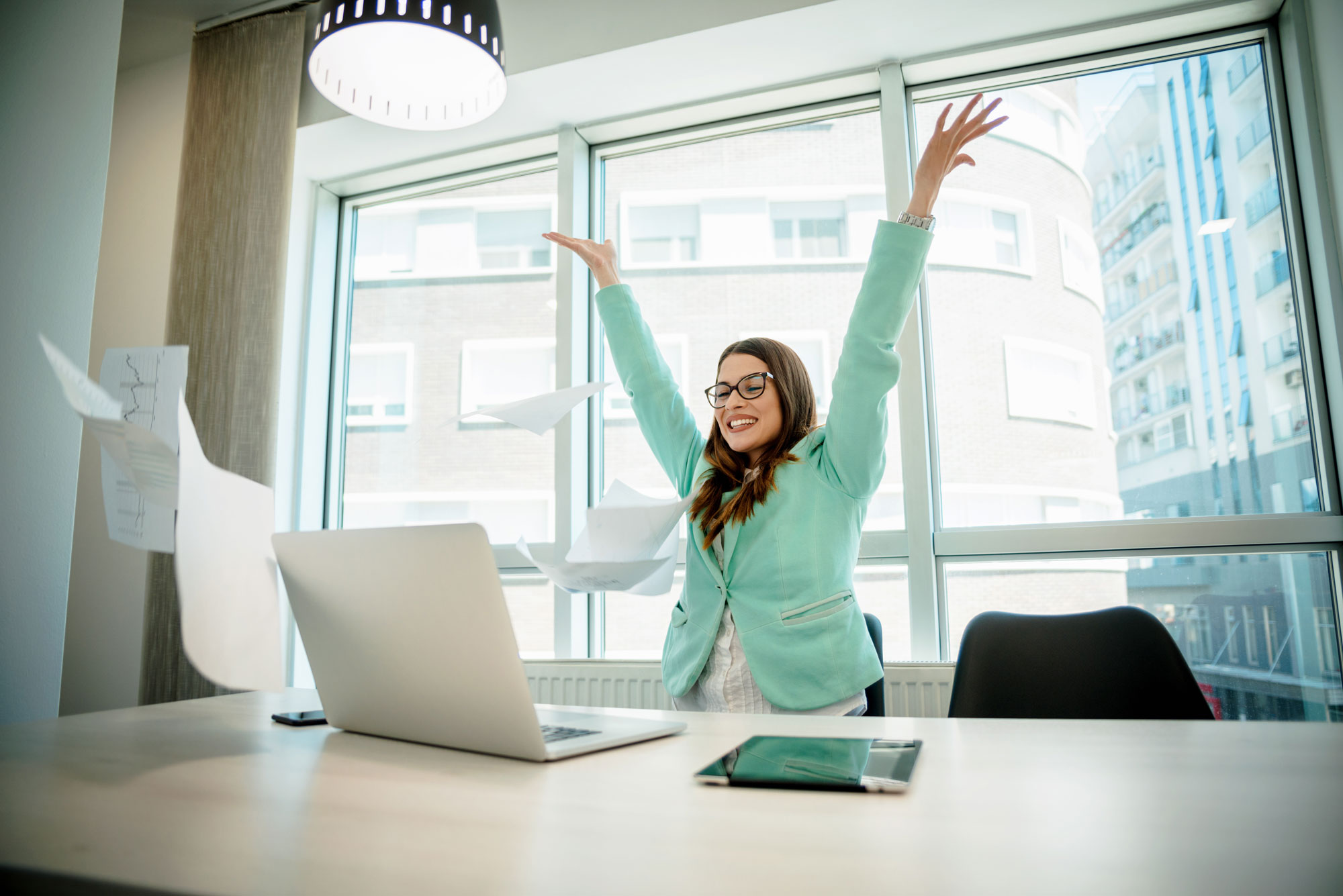 T4E Simple Lifecycle Management happy person at desk landscape T4E Simple Lifecycle Management happy person at desk landscape